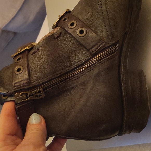 Stylish Black and Brown Buckle Boots - Picture 16 of 17